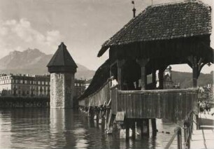 Luzern. Schweiz. Die Kapellbrücke: 1365 als Wehrgang erbaut. In der Bildmitte der ca. 1367 errichtete Wasserturm