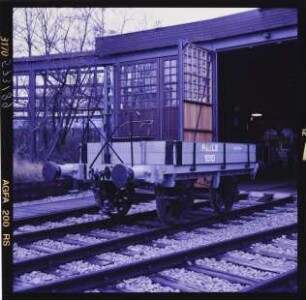 Pfälzischer L. B. 1010 Wagen vor dem Lokschuppen