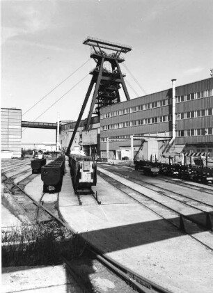 Löbichau-Drosen. Ehemaliger Bergbaubetrieb Drosen. Schacht 403. Blick gegen Förderturm (Doppelbock), davor Gleisanlage mit Förderwagen (Hunt)