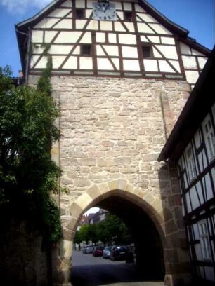 Stadtbefestigung - Stadttor - unteres Tor - von Feldseite mit Durchfahrt sowie Steinfalz zur Fallgatterführung und Fachwerk-Aufsatz