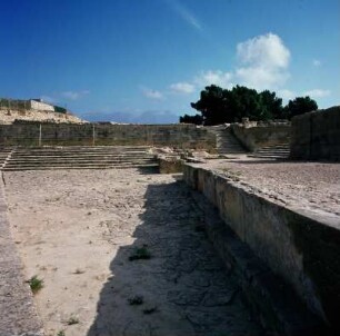 Phaistos. Alter Palast. Westhof, Schautreppe und Rampensockel