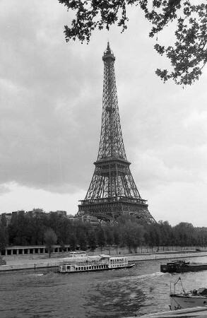 Paris: Eiffelturm, Vordergrund Seine