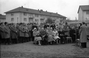 Freiburg, Haslach-Süd: Ansprache Oberbürgermeister [Josef Brandel] vor Gästen und Mitgliedern des Stadtrats