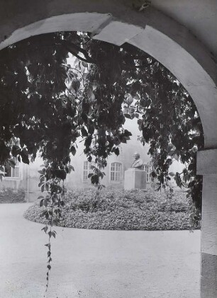 Adam Rudolph von Schönberg : Reichstädt, Schloss, Blick in den Vorhof des Schlosses auf das Denkmal mit der Büste von Adam Rudolph von Schönberg, Geheimer Rat und Generalpostmeister