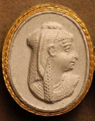 Profilkopf der Isis mit Geierhaube (Daktyliothek, Das Alterthum nach Lippert und Visconti)