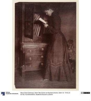 Ohne Titel (Dame am Bücherschrank)