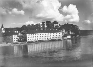 Kloster Weltenburg : Kelheim. Kloster Weltenburg. Blick über die Donau zum Kloster