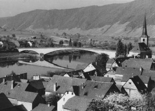 Moselbrücke Piesport vor Stau