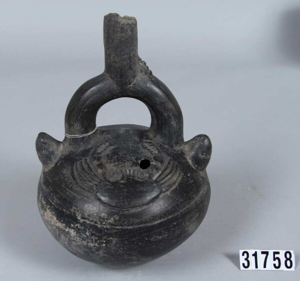 Fork-necked vessel with crab motif