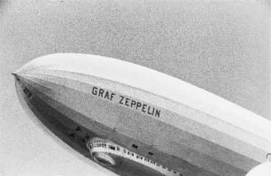 Reisefotos Brasilien. Luftschiff "Graf Zeppelin" (LZ 127) über dem Passagierschiff Monte Rosa. Teilansicht mit Namen