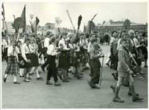 Junge Pioniere bei einer Demonstration