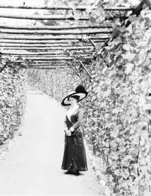 Freiburg: Mami in Weinpergola des Colombischlösschens