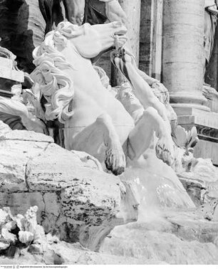 Fontana di Trevi, Triton mit dem scheuenden Pferd