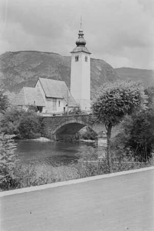 Dorfkirche : Turm einer Dorfkirche.
