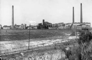 Brikettfabrik der Regiser Kohlenwerke der D.E.A. und Schwefelanlage II der D.P.A.G., sowie Einschnitt nach dem Tagebau II der Regiser Kohlenwerke.