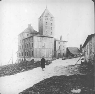 Riesengebirge. Schneegrubenbaude (1490 m, 1887-1898). Eingangsseite