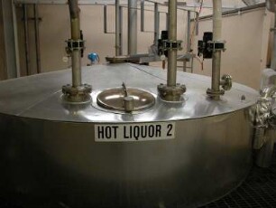 Sudkessel : Technische Anlagen in der weltbekannten schottischen Whisky-Destillerie von Glenfiddich in Dufftown. Aufgenommen im Juni 2005. Foto Uwe Gerig