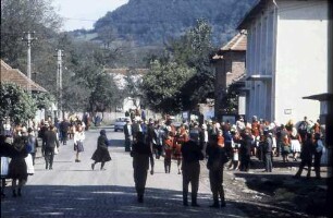 Huta Certeze: Straße mit Trachtengruppen