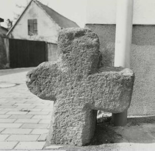 Steinkreuz : Oelzschau, Steinkreuz (L 10) an der Hausecke von Nr. 47