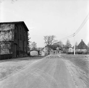 Dorfstraße: im Hintergrund Dorfladen und Bauernhäuser