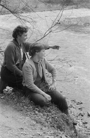 Zwei junge Frauen am Ufer eines Flusses