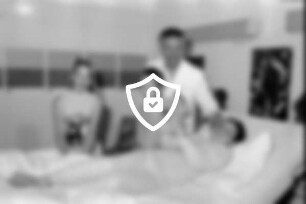 Dreharbeiten zu Film "Der erste Tag im Krankenhaus": Kinderschauspieler [Name maskiert] [Name maskiert] Illig und [Name maskiert] aus Ahrensburg: bei Szenendreh in Heidberg-Krankenhaus (Hamburg), mit Schauspieler [Name maskiert] an Krankenbett, Steudel zeigt Plüschtier