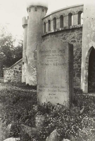 Weinböhla, am Fuße des Bismarckturmes, Denkmal für den Erfinder des Fahrrades Freiherr von Drais