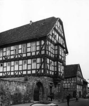 Fritzlar, Am Hochzeitshaus 6/8. Hochzeitshaus (1580/1590). Straßenansicht
