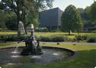 Postkarte. Aula der Nordwestdeutschen Musikakademie im Palaisgarten (mit Brunnen von 1857)