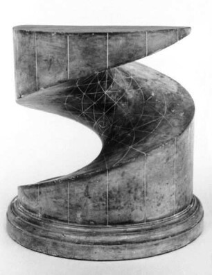 Wendelfläche mit eingeritzten Krümmungslinien und Asymptotenkurven