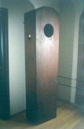 Haina. Psychiatriemuseum. Sogenannter "Englischer Sarg", der zur Beruhigung Geisteskranker angewendet wurde