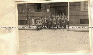 Angehörige der Ordnungspolizei vor der Kaserne des Polizei-Bataillons 31