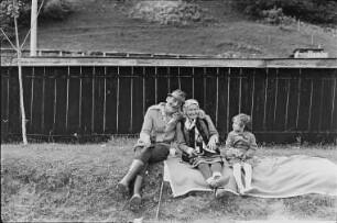 Altes Paar und Kind bei einem Picknick (im Bezirk Maramures ?)