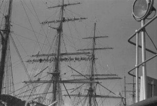 Kiel: Segelschulschiffe, Matrosen üben am Masten