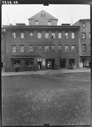 Torgau, Salvador-Allende-Straße (Bäckerstraße) 15. Wohnhaus mit Läden. Straßenfront