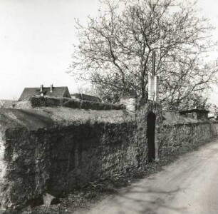 Cossebaude-Gohlis, Windmühlenweg. Bruchsteinmauer mit Spolie (wohl zwischen Nummer 1 und 5). Ansicht mit Pforte