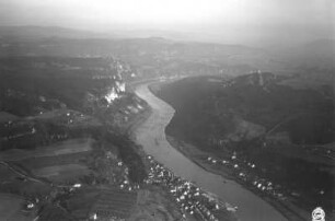 Stadt Wehlen. Stadtmitte mit Stadtkirche und Dampfschiffanlegestelle gegen Weiße Brüche, Bastei und Rauenstein. Luftbild-Schrägaufnahme von Osten
