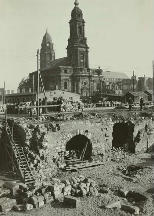 Baugrube mit freigelegten Kellergewölben gegen Kreuzkirche und Rathaustum