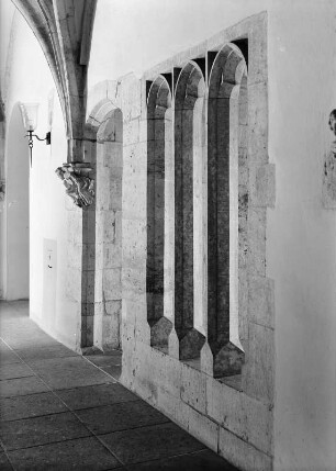 Chemnitz. Altes Kloster. Östlicher Kreuzgang. Tür und Fenster am alten Kapitelsaal