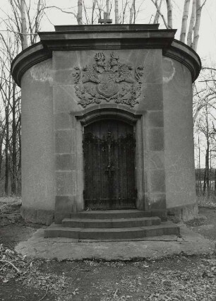 Milkel, Grabstätte von Einsiedel : Milkel (Kreis Bautzen), Grabstätte von Einsiedel, östlich des Ortes, 2. Hälfte 19. Jahrhundert, Gruftbau