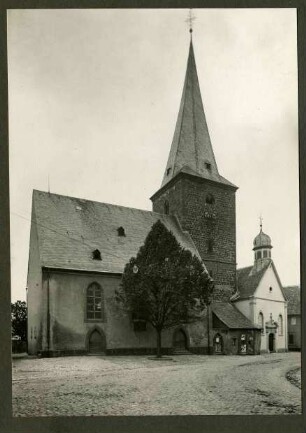 protestantische Kirche, daneben katholische Kirche