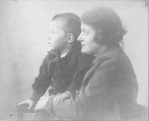 Die Fotografin Ursula Richter mit ihrem Sohn Dagor. Fotografie (Negativabzug auf Papier mit Prägestempel) von Ursula Richter. Dresden, um 1925
