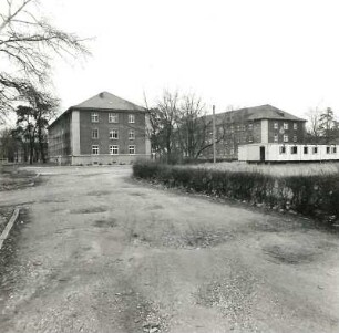 Cottbus, Paul-Hornick-Straße. Paul-Hornick-Kaserne (um 1936). Anlage mit Wohngebäuden und Baracke. Ansicht von Süden