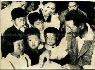 Der Schauspieler Danny Kaye mit Kindern in Tokio