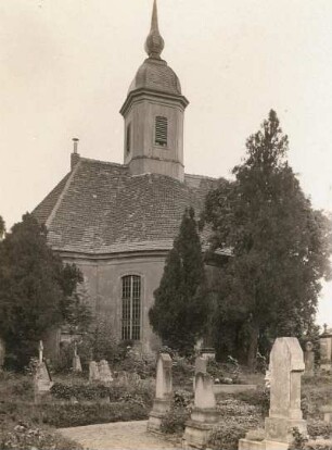 Schweta (Mügeln-Schweta). Pfarrkirche (1751-1753). Ansicht über den Kirchhof von Süden