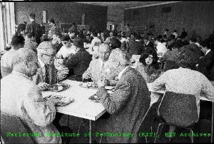 Besetzte Tische im Speisesaal der Kantine (KANT)
