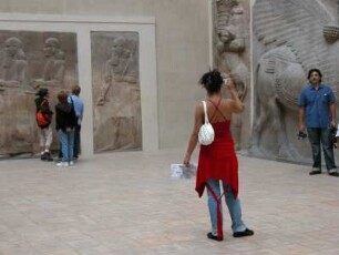 Museum Louvre, Besucherin fotografiert in der persischen Skulpturen sammlung