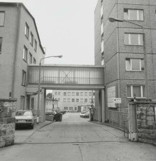 Geschlossene, überdachte Fußgängerbrücke zwischen den Gebäuden Nr. 116 und 112