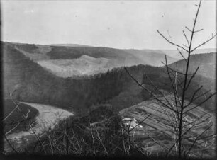 Talblick : Blick in ein Tal mit bewaldeten Berghängen und Gebäude