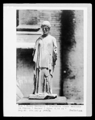 Statuette eines Mädchens im Peplos